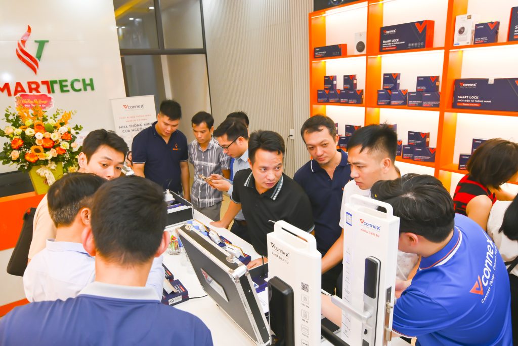 Tưng bừng khai trương showroom Nhà thông minh Vconnex tại Hà Nội