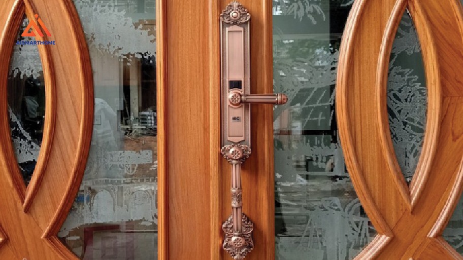 Để lựa chọn khóa cửa đại sảnh mang phong cách tân cổ điển phù hợp, người dùng cần cân nhắc nhiều yếu tố liên quan đến thiết kế