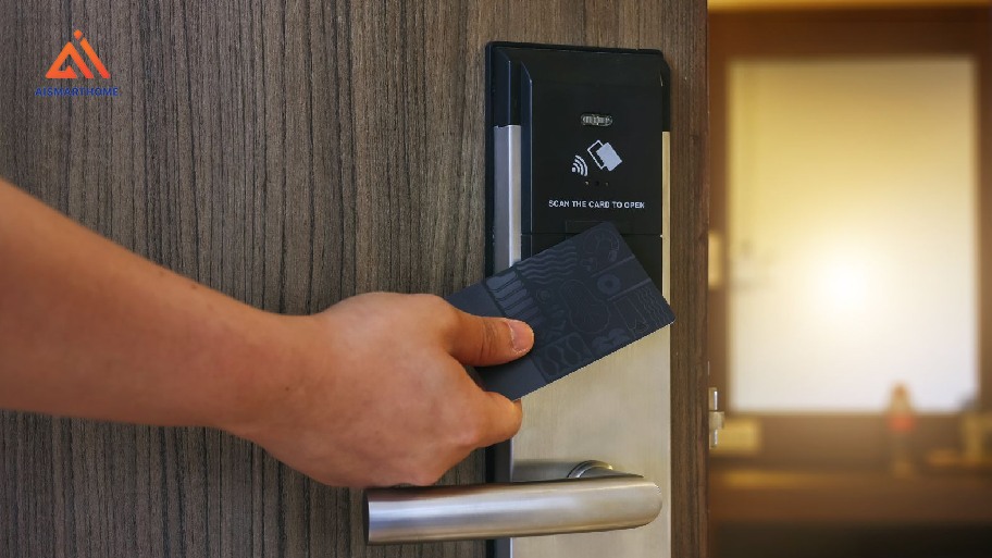 Khoá khách sạn là thiết bị khóa chuyên dụng được sử dụng tại các phòng nghỉ, giúp kiểm soát việc đóng mở cửa và quản lý quyền truy cập