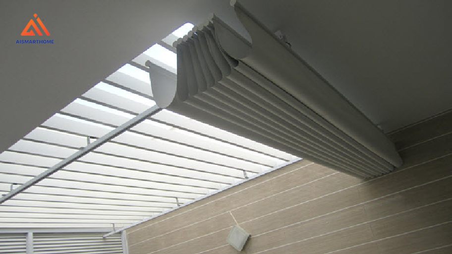 Phụ kiện rèm giếng trời là các bộ phận hỗ trợ giúp rèm vận hành hiệu quả như thanh ray, động cơ, bộ điều khiển